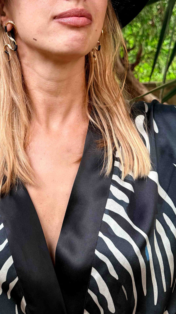Umi Blue Fans silk kimono black collar and neckline detail