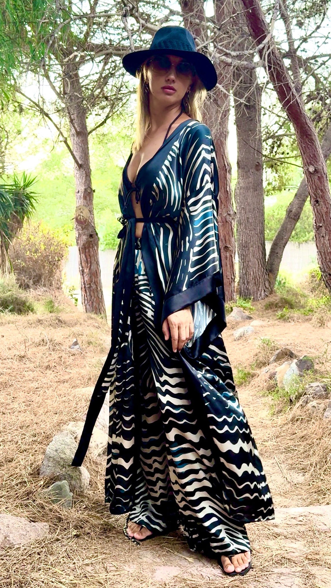 Umi Blue Fans long silk kimono with black borders and matching belt